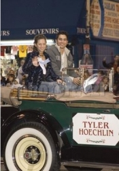 Photos de Mackenzie Rosman - Hollywood Christmas Parade 11.27.2005 - 14